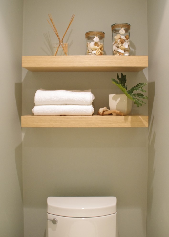 Diseño de cuarto de baño asiático de tamaño medio con armarios con paneles lisos, puertas de armario de madera clara, encimera de cuarzo compacto y suelo de baldosas de porcelana