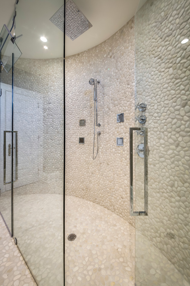 Cette image montre une salle de bain minimaliste de taille moyenne avec un lavabo encastré, un placard à porte plane, des portes de placard blanches, un plan de toilette en quartz modifié, une baignoire posée, une douche à l'italienne, WC à poser, un carrelage gris, un carrelage de pierre, un mur beige et un sol en bois brun.
