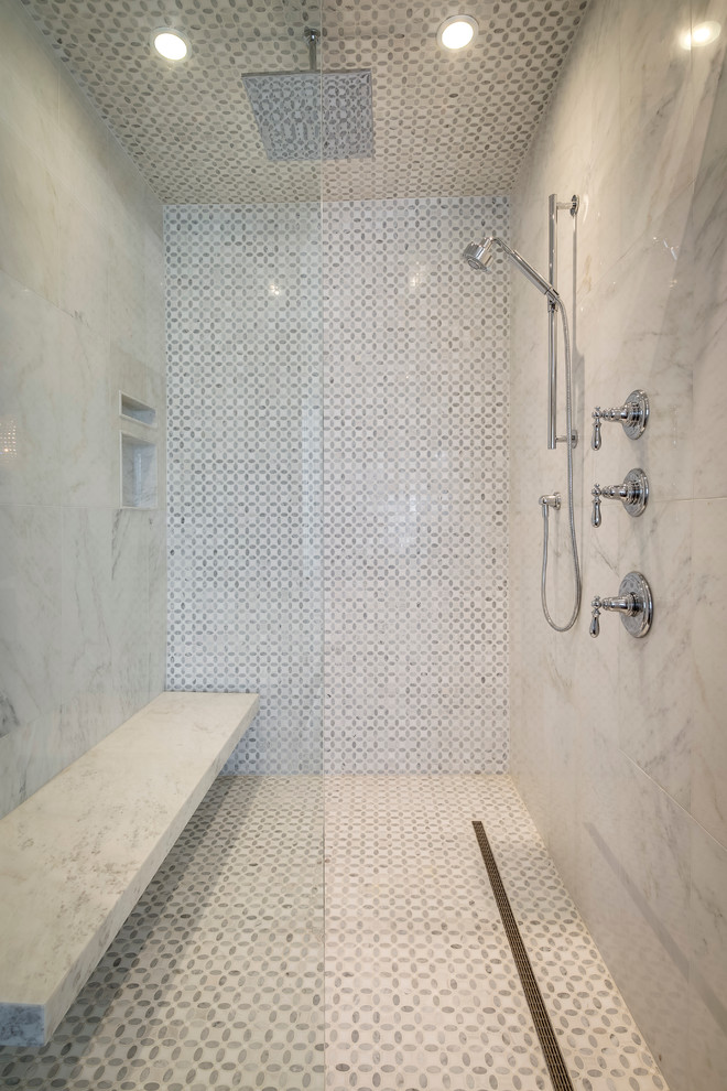 Diseño de cuarto de baño principal minimalista grande con lavabo bajoencimera, armarios con rebordes decorativos, puertas de armario blancas, encimera de mármol, bañera exenta, sanitario de una pieza, baldosas y/o azulejos grises, baldosas y/o azulejos de piedra y paredes grises
