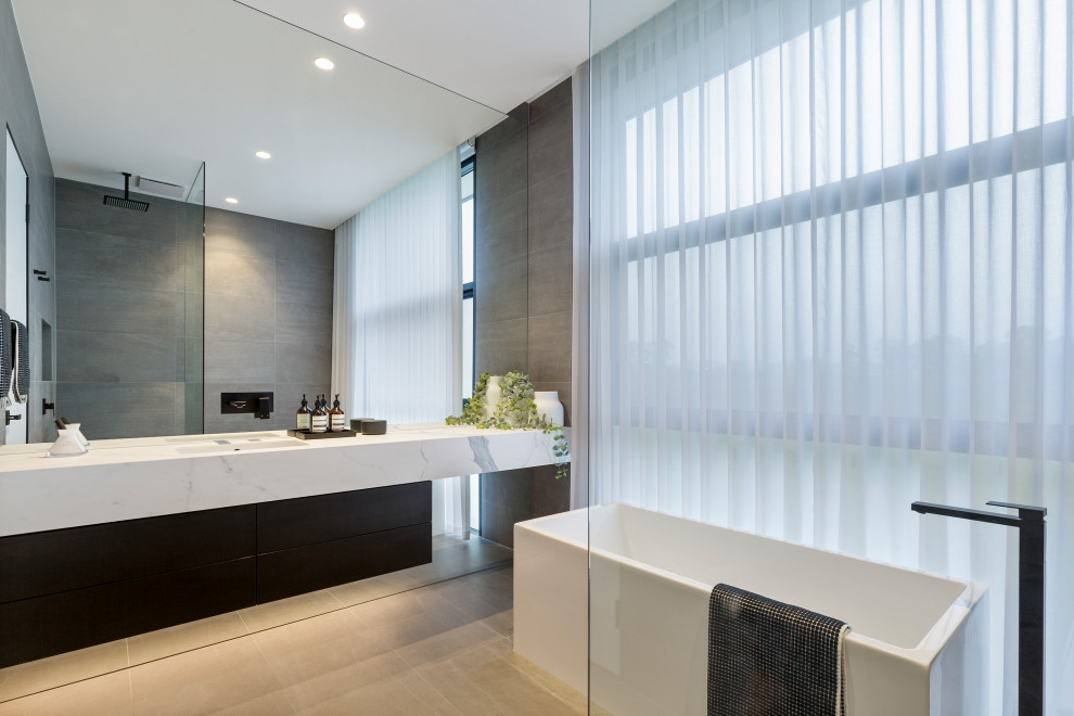 Foto di una stanza da bagno design con piastrelle in gres porcellanato e pavimento in gres porcellanato