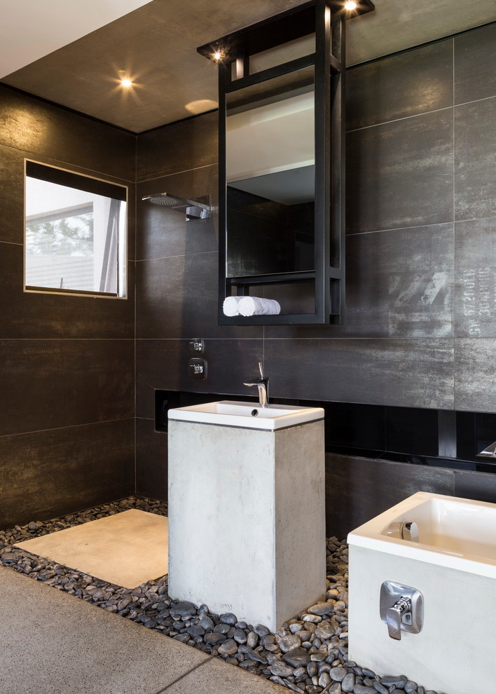 Пример оригинального дизайна: ванная комната в современном стиле с накладной раковиной, накладной ванной, открытым душем, серой плиткой, бетонным полом, открытым душем и окном
