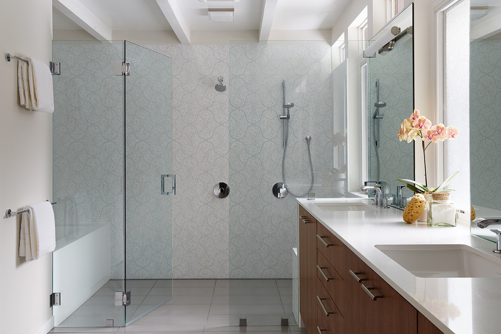 Esempio di una stanza da bagno contemporanea con porta doccia a battente