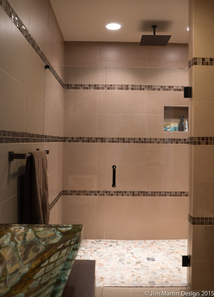 На фото: ванная комната среднего размера в современном стиле с консольной раковиной, плоскими фасадами, темными деревянными фасадами, столешницей из дерева, душем без бортиков, раздельным унитазом, разноцветной плиткой и душевой кабиной