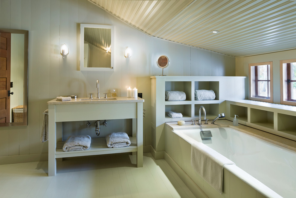 Idées déco pour une salle de bain principale montagne avec un carrelage beige, un mur beige et parquet clair.