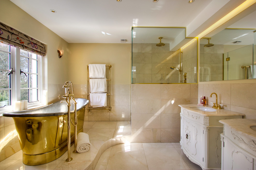 Exemple d'une salle de bain principale victorienne avec des portes de placard blanches, une baignoire indépendante, une douche ouverte, du carrelage en marbre, un mur beige, un sol en marbre, un lavabo encastré, un plan de toilette en marbre, un sol beige et aucune cabine.
