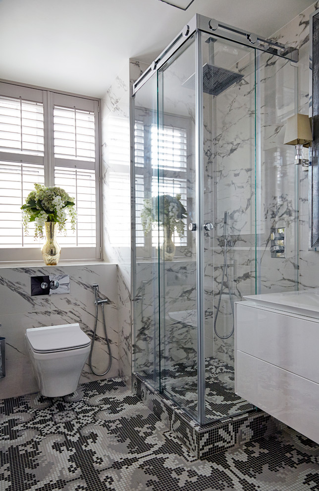 ロンドンにあるコンテンポラリースタイルのおしゃれな浴室 (フラットパネル扉のキャビネット、白いキャビネット、コーナー設置型シャワー、壁掛け式トイレ、モノトーンのタイル、引戸のシャワー) の写真