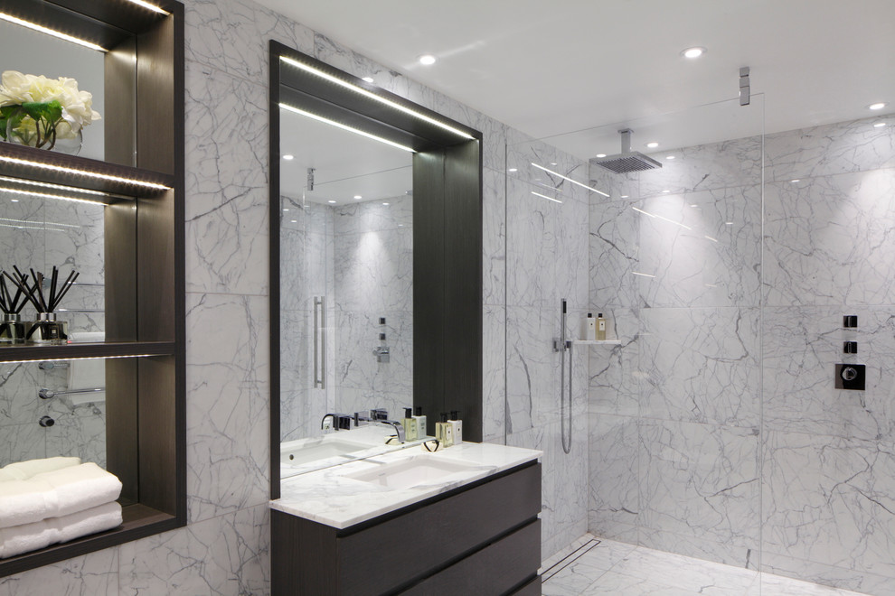 Inspiration pour une salle de bain design en bois foncé avec un lavabo encastré, un placard à porte plane, un plan de toilette en marbre, une douche à l'italienne, un carrelage blanc, des dalles de pierre, un mur blanc et un sol en marbre.