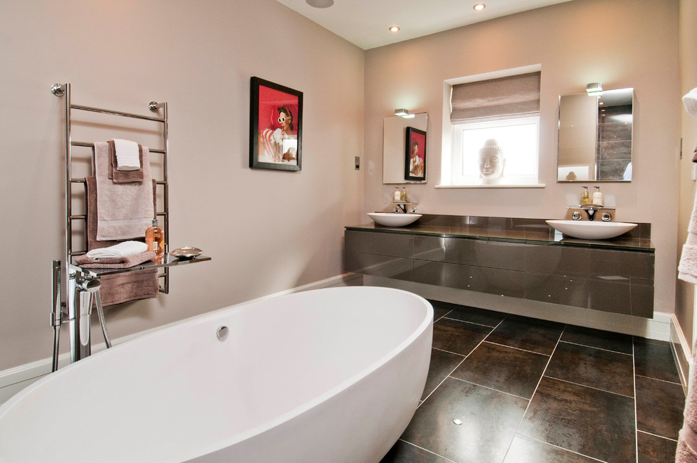 На фото: маленькая главная ванная комната в современном стиле с фасадами островного типа, бирюзовыми фасадами, отдельно стоящей ванной, открытым душем, раздельным унитазом, розовой плиткой, плиткой из известняка, розовыми стенами, полом из керамической плитки, консольной раковиной, мраморной столешницей, коричневым полом, открытым душем и коричневой столешницей для на участке и в саду с