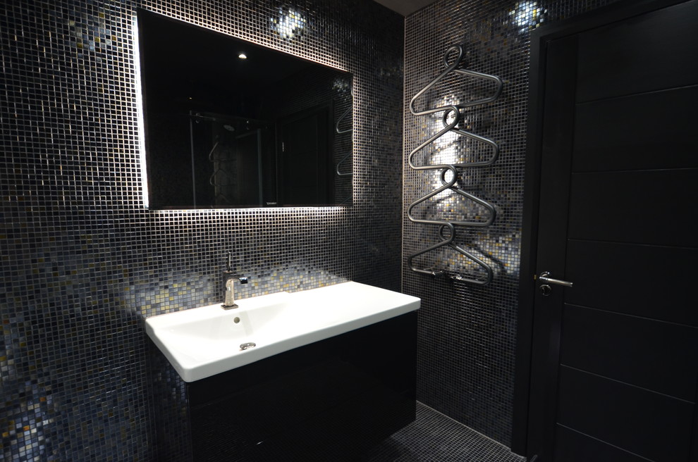Пример оригинального дизайна: главная ванная комната среднего размера в современном стиле с фасадами с выступающей филенкой, черными фасадами, гидромассажной ванной, душем без бортиков, биде, черной плиткой, плиткой мозаикой, черными стенами, полом из мозаичной плитки, подвесной раковиной и столешницей из искусственного кварца