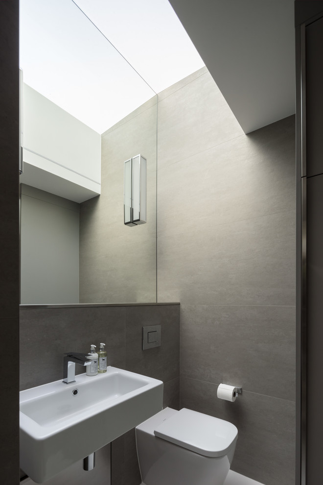 Bathroom - small modern bathroom idea in London