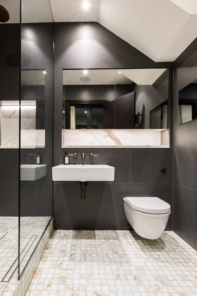 ロンドンにある小さなコンテンポラリースタイルのおしゃれなバスルーム (浴槽なし) (オープン型シャワー、壁掛け式トイレ、グレーのタイル、セラミックタイル、グレーの壁、大理石の床、壁付け型シンク) の写真