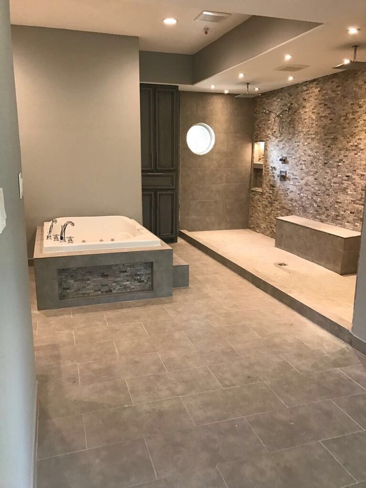 Imagen de cuarto de baño principal tradicional renovado grande con ducha doble, baldosas y/o azulejos multicolor, paredes grises y suelo gris