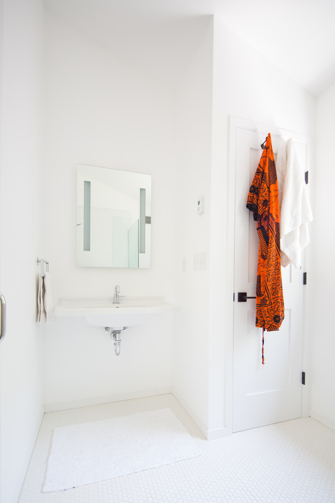 Aménagement d'une salle de bain contemporaine de taille moyenne avec une douche à l'italienne, un mur blanc, un sol en carrelage de porcelaine, un lavabo suspendu, un sol blanc et une cabine de douche à porte battante.