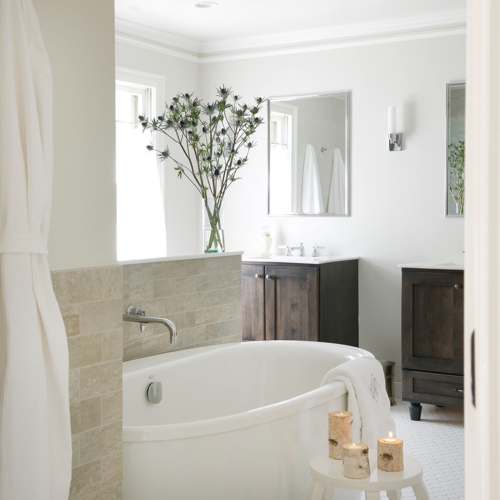 Inspiration för ett mellanstort vintage en-suite badrum, med ett fristående badkar, skåp i shakerstil, skåp i mörkt trä, en hörndusch, vita väggar, klinkergolv i porslin, ett avlångt handfat, bänkskiva i kvarts, vitt golv och dusch med gångjärnsdörr