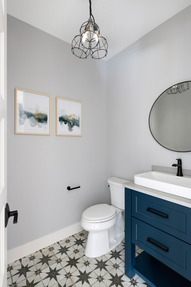 Foto de cuarto de baño único y de pie tradicional renovado con armarios estilo shaker, puertas de armario azules, paredes grises, lavabo encastrado, suelo multicolor y encimeras grises