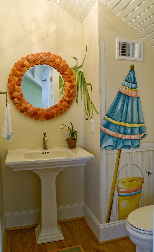 На фото: ванная комната в морском стиле с раковиной с пьедесталом