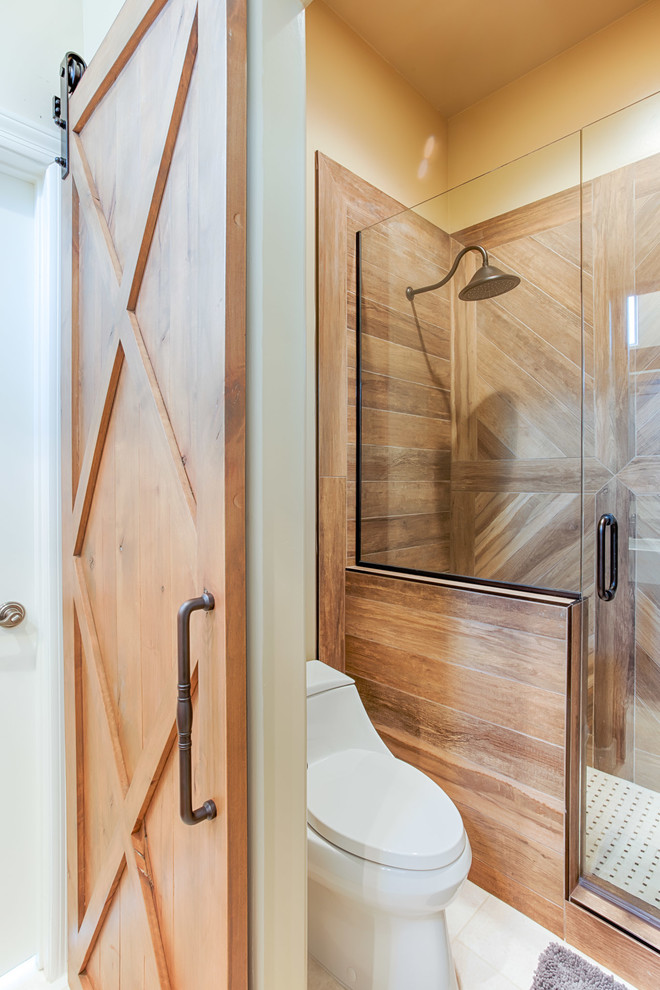 Esempio di una stanza da bagno padronale chic di medie dimensioni con ante con bugna sagomata, ante in legno scuro, pareti beige, parquet chiaro, lavabo sottopiano, top in granito e pavimento marrone