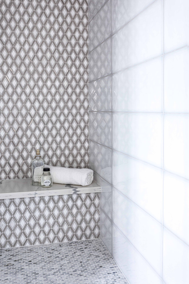 Foto de cuarto de baño principal, clásico renovado, grande, con armarios con paneles empotrados, puertas de armario blancas, bañera exenta, baldosas y/o azulejos blancos, baldosas y/o azulejos de mármol, paredes blancas, suelo de baldosas de porcelana, lavabo bajoencimera, encimera de cuarzo compacto, suelo gris, ducha con puerta con bisagras y encimeras blancas
