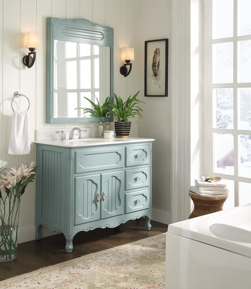 На фото: ванная комната среднего размера в викторианском стиле с фасадами островного типа, белыми фасадами, врезной раковиной и мраморной столешницей с