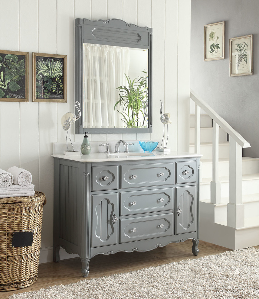 Idee per una grande stanza da bagno vittoriana con consolle stile comò, ante blu, piastrelle grigie, lavabo sottopiano e top in marmo