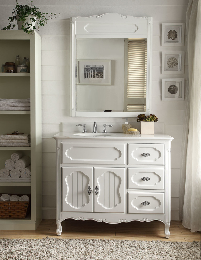 Idee per una stanza da bagno vittoriana di medie dimensioni con consolle stile comò, ante bianche, lavabo sottopiano e top in marmo
