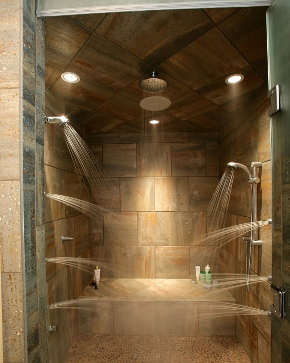 На фото: большая главная ванная комната в стиле кантри с отдельно стоящей ванной, душем в нише, бежевыми стенами, коричневой плиткой, серой плиткой, каменной плиткой и полом из галечной плитки