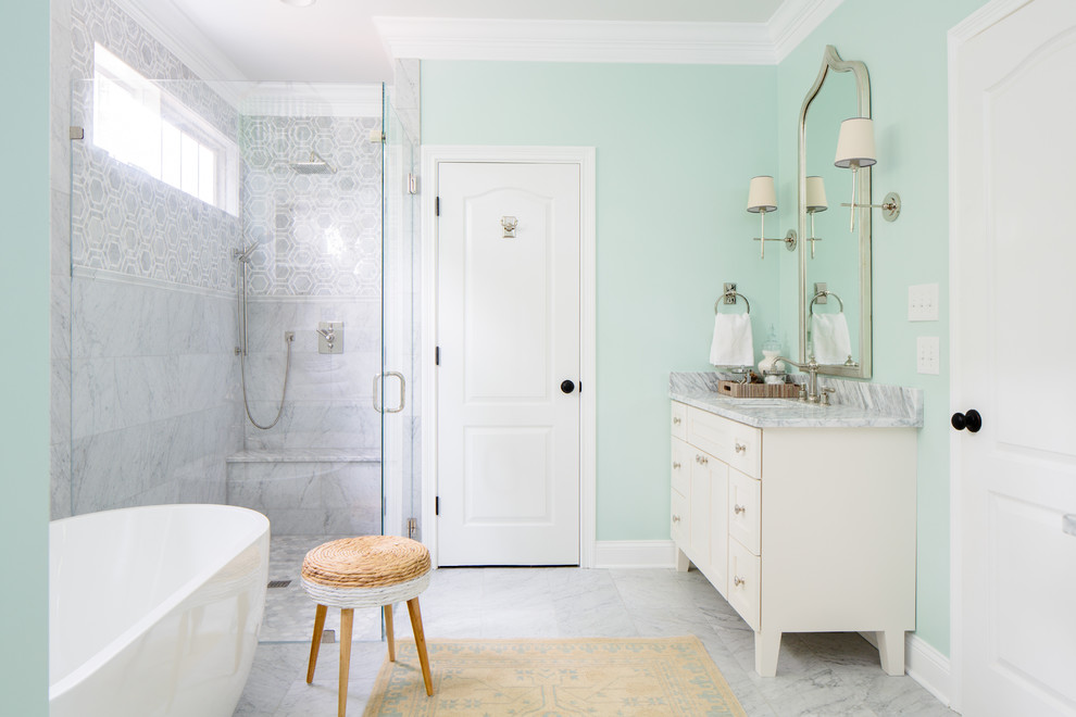Foto på ett vintage badrum, med vita skåp, ett fristående badkar, en hörndusch, gröna väggar och luckor med infälld panel