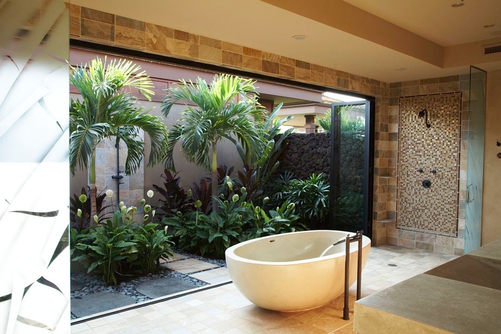 Immagine di una stanza da bagno tropicale con doccia a filo pavimento