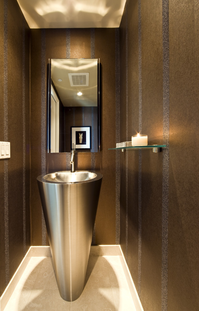 Идея дизайна: туалет в стиле модернизм с раковиной с пьедесталом