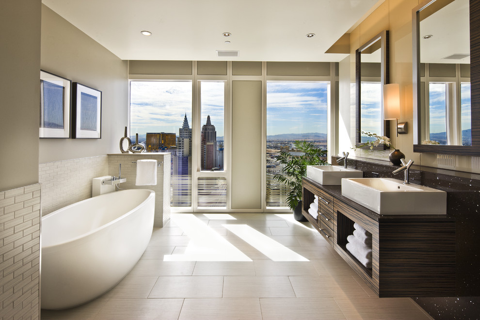 Свежая идея для дизайна: ванная комната: освещение в современном стиле с отдельно стоящей ванной и плиткой кабанчик - отличное фото интерьера