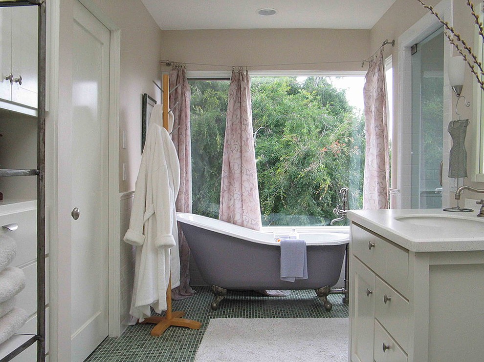 Пример оригинального дизайна: маленькая ванная комната в современном стиле с фасадами в стиле шейкер, белыми фасадами, отдельно стоящей ванной, зеленой плиткой, плиткой мозаикой, бежевыми стенами, полом из мозаичной плитки, душевой кабиной, врезной раковиной и столешницей из ламината для на участке и в саду