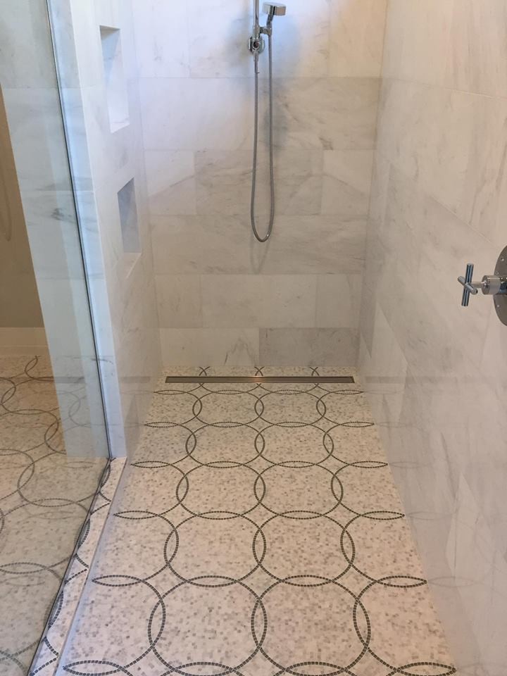 Immagine di una stanza da bagno padronale minimalista di medie dimensioni con ante grigie, WC sospeso, piastrelle di marmo, pareti grigie, pavimento in gres porcellanato, top in marmo, pavimento grigio e doccia aperta