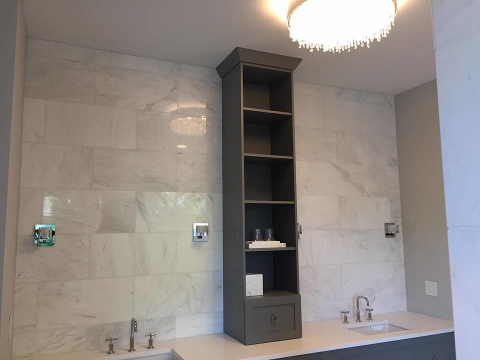 Exempel på ett mellanstort modernt en-suite badrum, med grå skåp, en kantlös dusch, en vägghängd toalettstol, grå kakel, marmorkakel, grå väggar, klinkergolv i porslin, marmorbänkskiva, grått golv och med dusch som är öppen