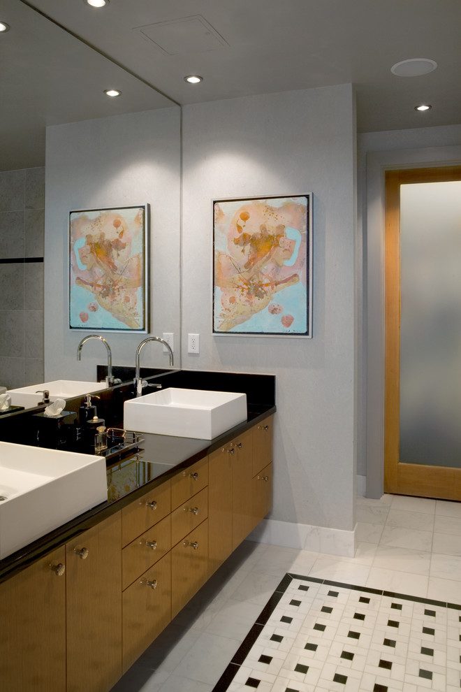 Cette image montre une salle de bain minimaliste avec une vasque.