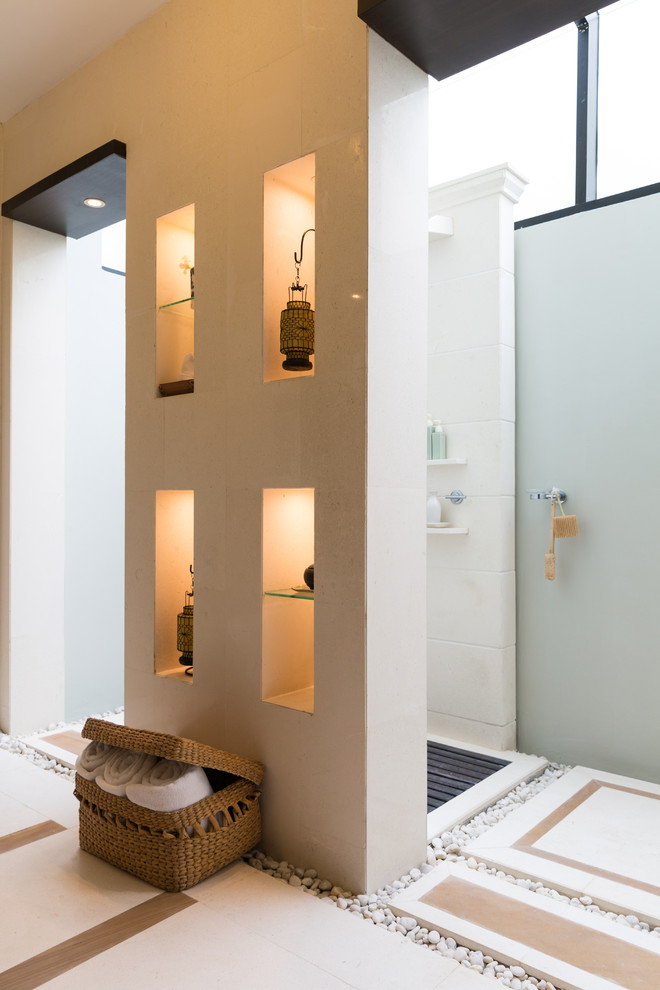 Источник вдохновения для домашнего уюта: главная ванная комната в современном стиле с открытыми фасадами, открытым душем и серыми стенами