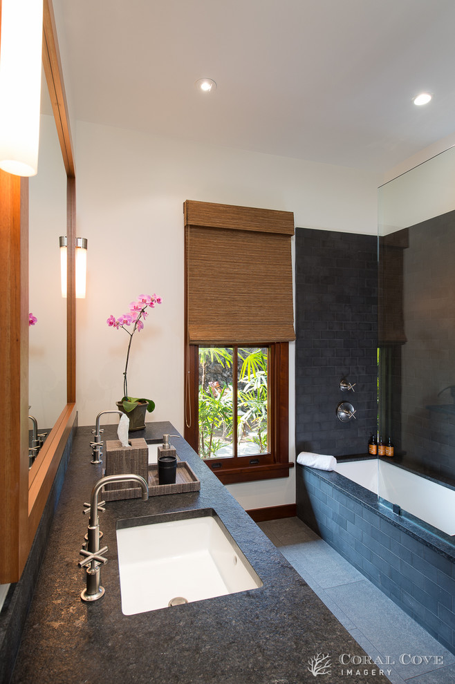 На фото: ванная комната в морском стиле с столешницей из гранита