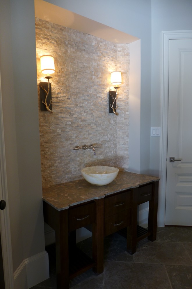 Идея дизайна: ванная комната в современном стиле с настольной раковиной, столешницей из известняка, серой плиткой, каменной плиткой и полом из известняка