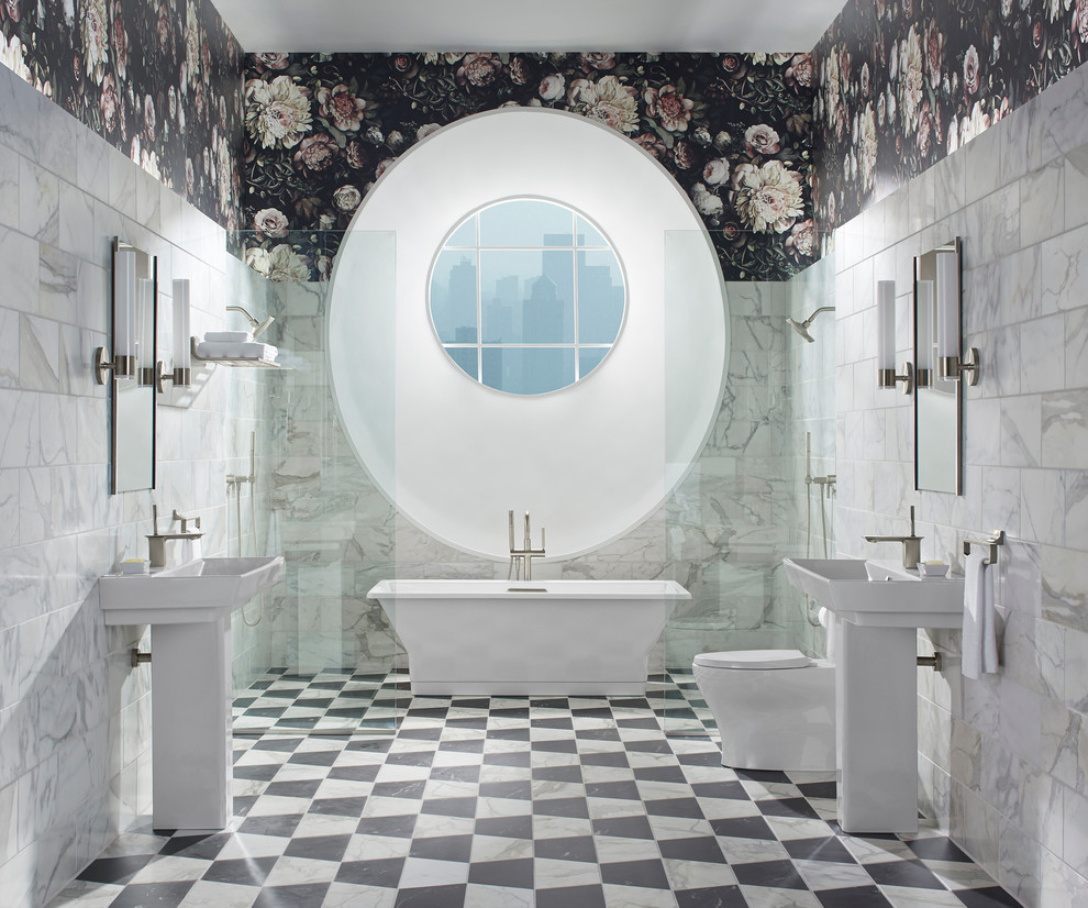 Immagine di una grande stanza da bagno padronale chic con vasca freestanding, vasca/doccia, WC a due pezzi, piastrelle bianche, piastrelle in ceramica, pareti bianche, pavimento con piastrelle in ceramica e lavabo a colonna