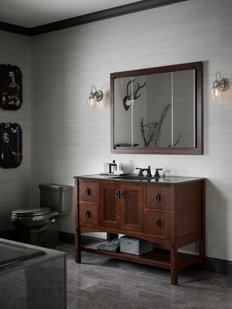 Пример оригинального дизайна: главная ванная комната среднего размера в стиле модернизм с фасадами островного типа, темными деревянными фасадами, накладной ванной, раздельным унитазом, серыми стенами, полом из керамической плитки и монолитной раковиной