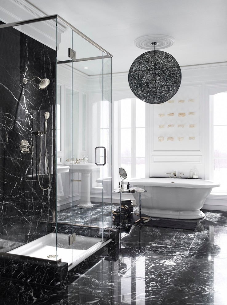 Modern inredning av ett stort en-suite badrum, med ett fristående badkar, svart kakel, vit kakel, stenhäll, vita väggar, marmorgolv, ett piedestal handfat, svart golv och dusch med gångjärnsdörr