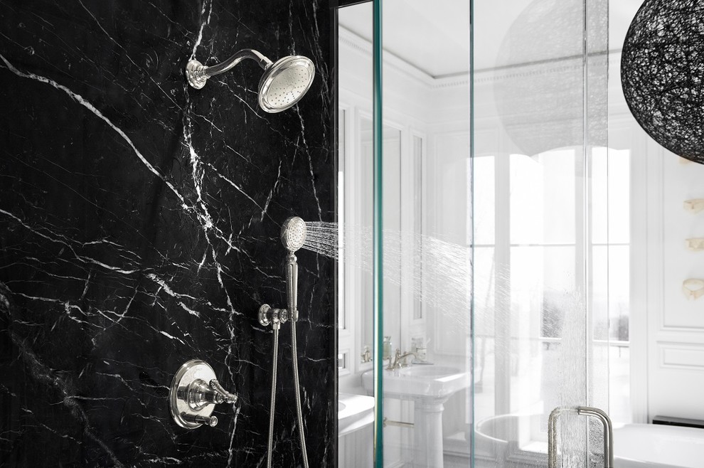 Idee per una grande stanza da bagno padronale minimalista con piastrelle nere, piastrelle bianche, lastra di pietra e lavabo a colonna