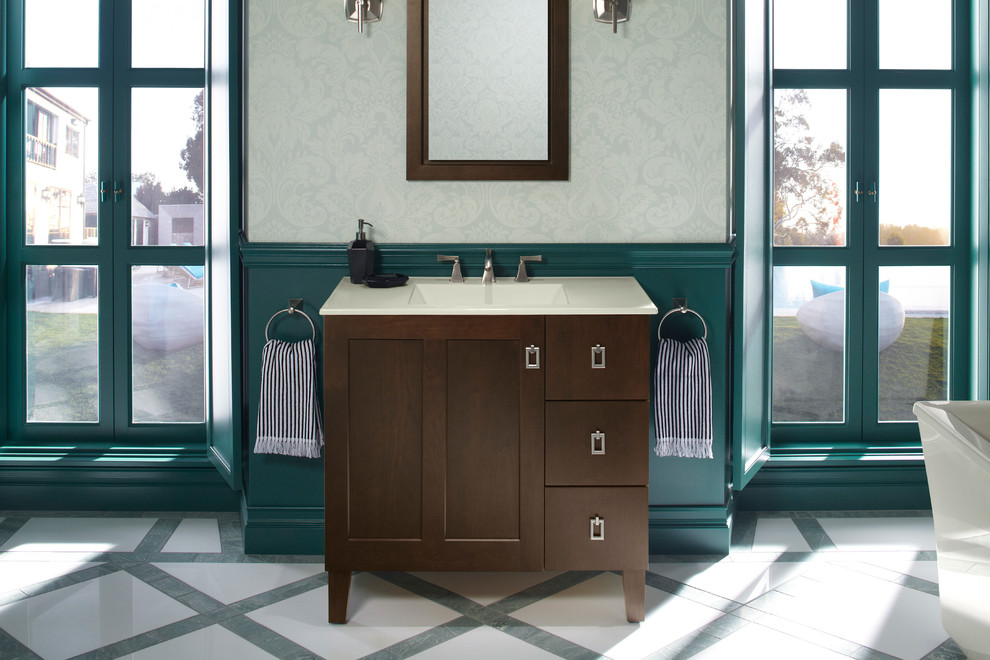 На фото: главная ванная комната среднего размера в классическом стиле с монолитной раковиной, фасадами в стиле шейкер, коричневыми фасадами, отдельно стоящей ванной, серой плиткой и зелеными стенами с