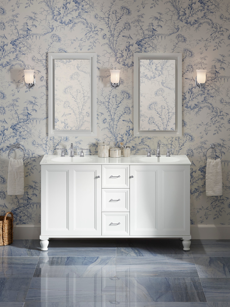 Источник вдохновения для домашнего уюта: большая главная ванная комната в классическом стиле с монолитной раковиной, белыми фасадами, синей плиткой, синими стенами, фасадами с утопленной филенкой, полом из керамогранита и синим полом