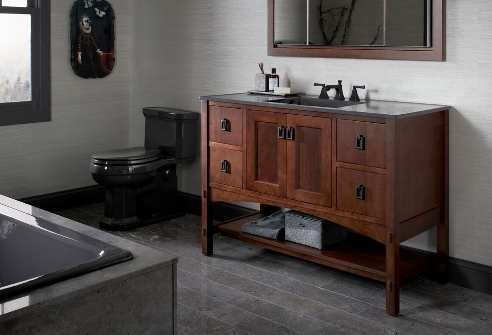 Großes Modernes Badezimmer En Suite mit integriertem Waschbecken, Einbaubadewanne, Toilette mit Aufsatzspülkasten, grauen Fliesen, grauer Wandfarbe, verzierten Schränken, dunklen Holzschränken, Travertin und grauem Boden in Boston