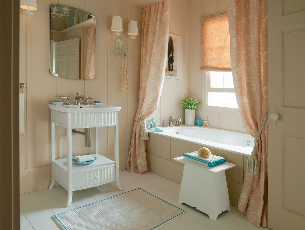 Inredning av ett maritimt mellanstort badrum för barn, med möbel-liknande, vita skåp, ett undermonterat badkar, rosa väggar, ljust trägolv och ett integrerad handfat