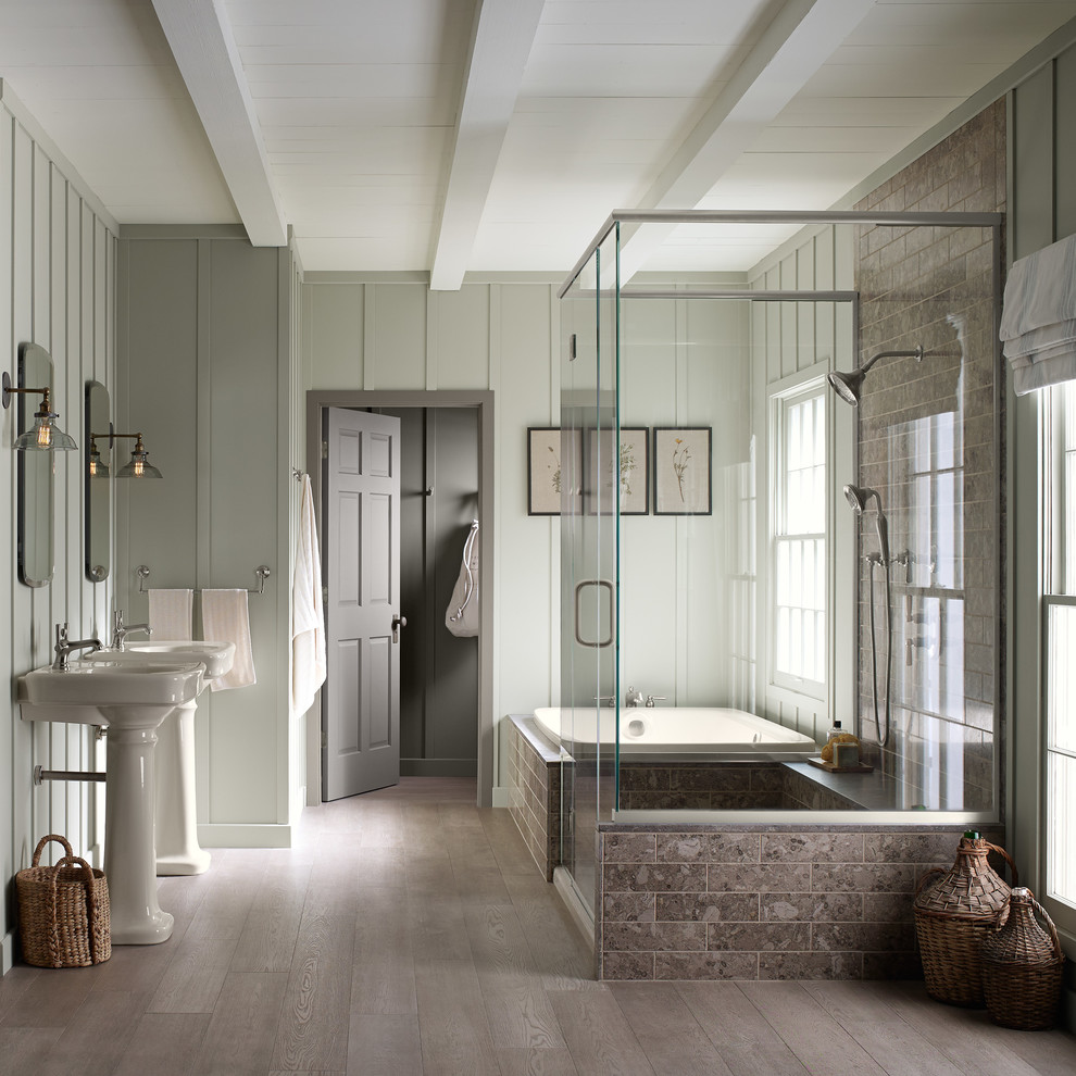 Diseño de cuarto de baño de estilo americano con lavabo con pedestal, bañera encastrada, baldosas y/o azulejos marrones, baldosas y/o azulejos de cerámica, paredes verdes y suelo de madera en tonos medios