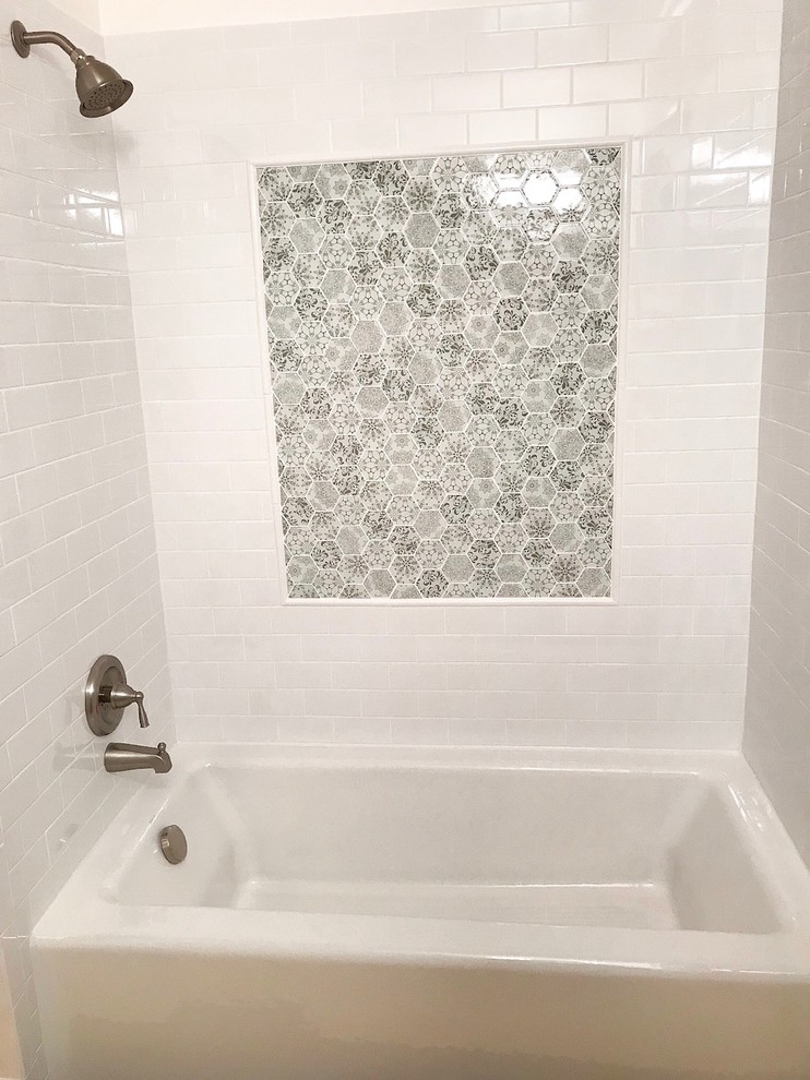 Ispirazione per una stanza da bagno country di medie dimensioni con vasca ad alcova, doccia alcova, piastrelle bianche, piastrelle di vetro e pareti bianche