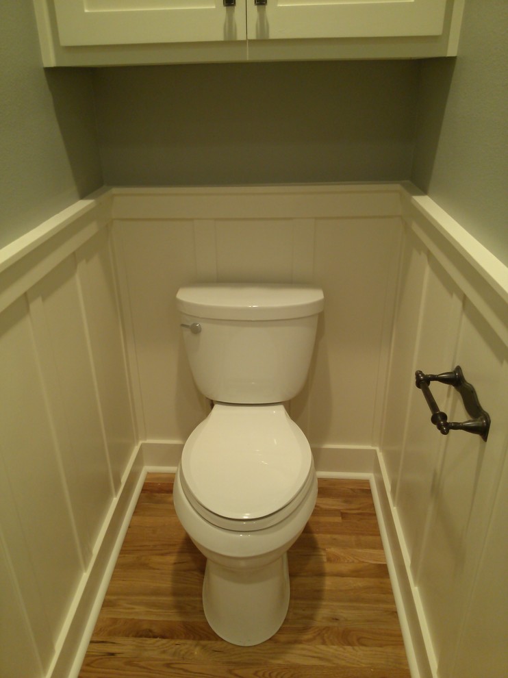 Lantlig inredning av ett litet toalett, med en toalettstol med hel cisternkåpa
