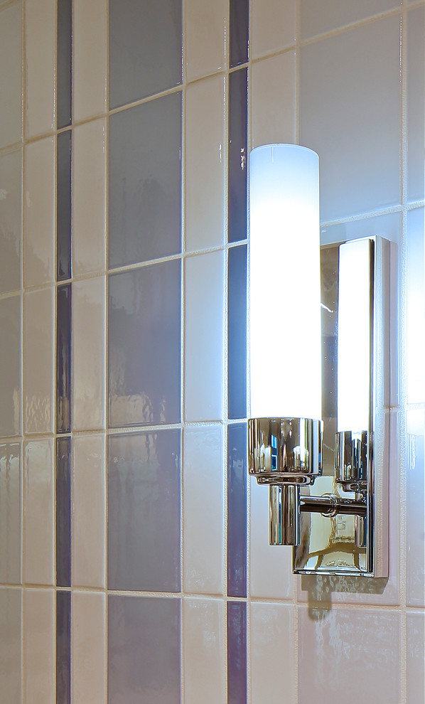 На фото: ванная комната среднего размера в стиле неоклассика (современная классика) с монолитной раковиной, белыми фасадами, унитазом-моноблоком, фасадами с декоративным кантом и синей плиткой с