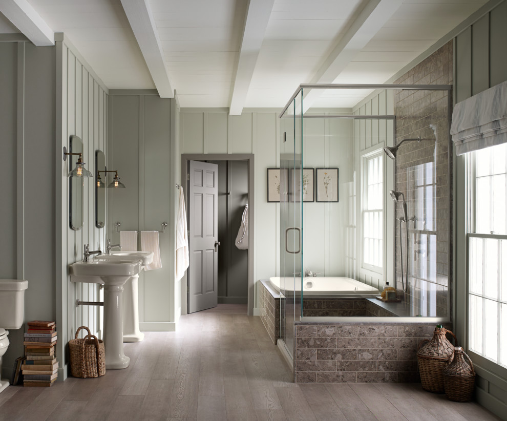 Пример оригинального дизайна: большая главная ванная комната в современном стиле с ванной в нише, душем в нише, коричневой плиткой, каменной плиткой, серыми стенами, темным паркетным полом, раковиной с пьедесталом, коричневым полом и душем с распашными дверями